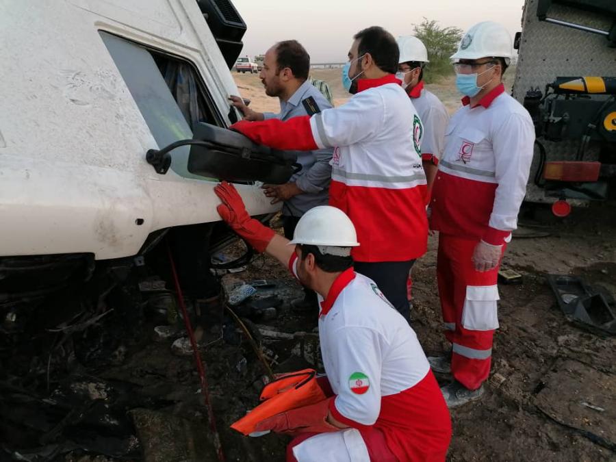 تلاش نجاتگران هلال احمر اهواز برای رهاسازی ۳ مصدوم گرفتار شده در حادثه برخورد تریلی با پژو 405 